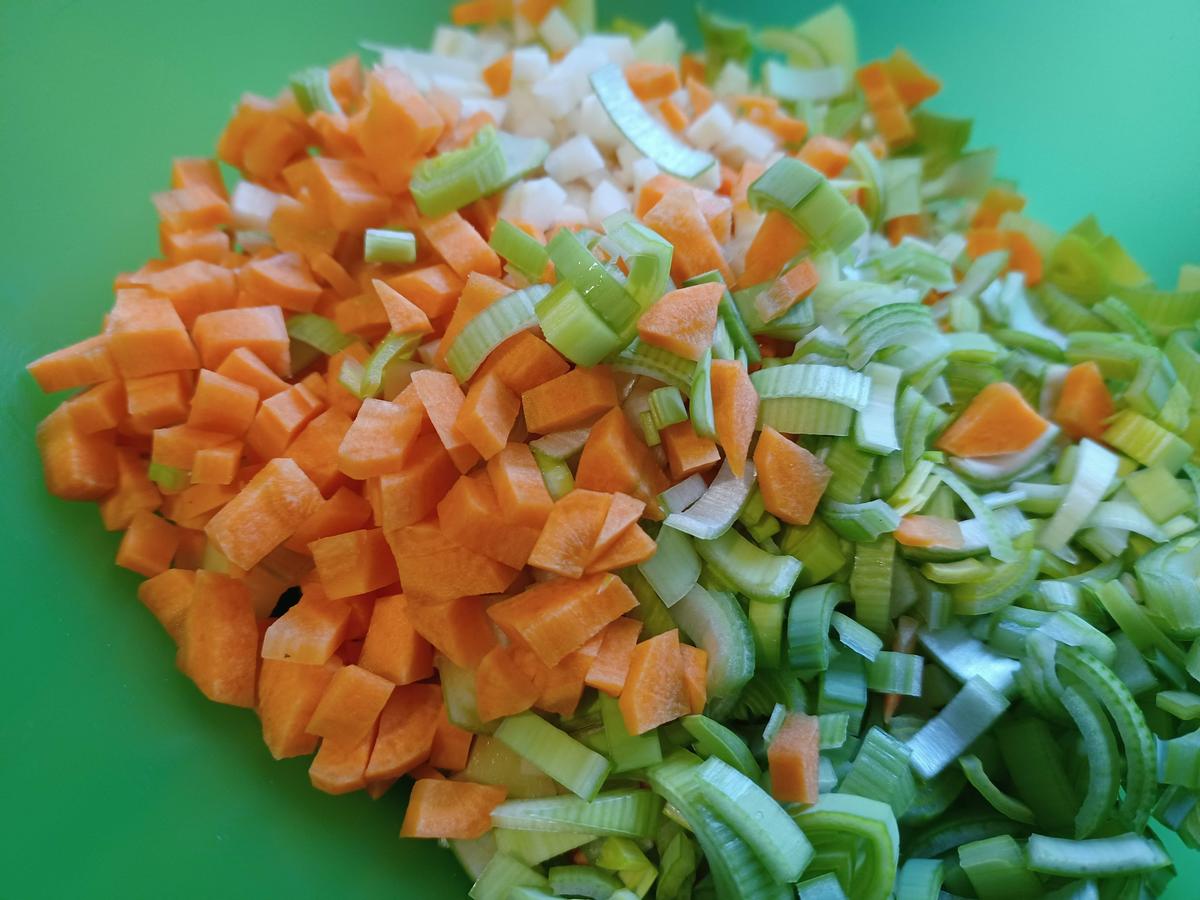Eine feine Grieß Gemüsesuppe - einfach - von loewe_bs