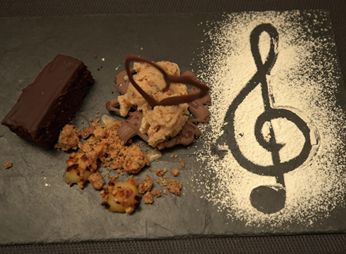 Walnusseis mit Schokoladen-Brownie und Apfel-Pralinen - Rezept - Bild Nr. 2