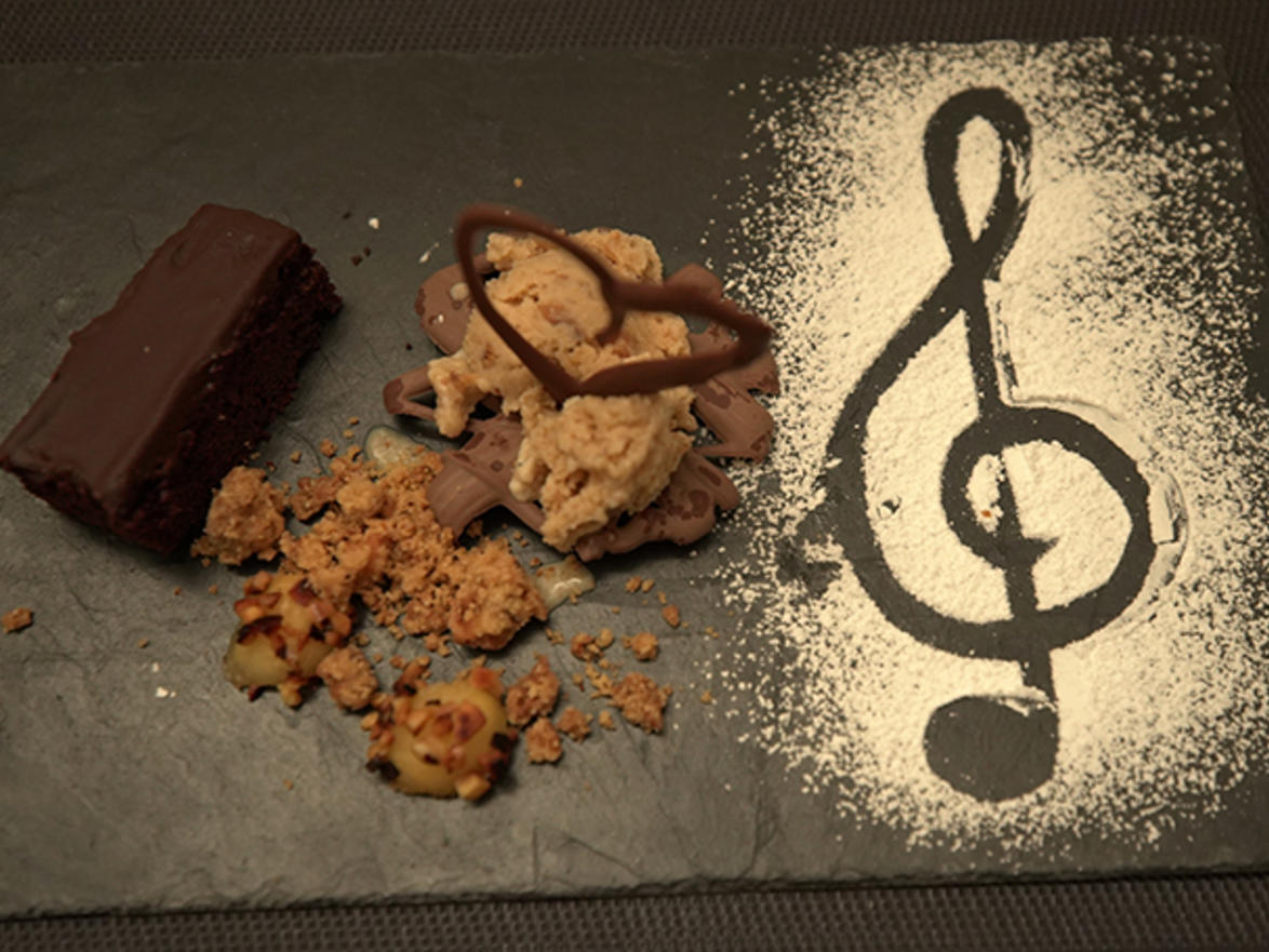 Walnusseis mit Schokoladen Brownie und Apfel Pralinen - von Das ...