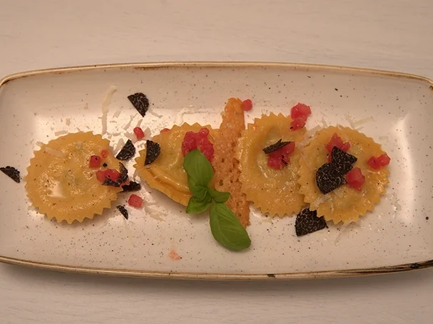 Selbstgemachte Ravioli mit Pinienkern- und Pilzfüllung, Tomaten-Con-Case und Parmesanchip - Rezept - Bild Nr. 2