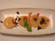 Selbstgemachte Ravioli mit Pinienkern- und Pilzfüllung, Tomaten-Con-Case und Parmesanchip - Rezept - Bild Nr. 2