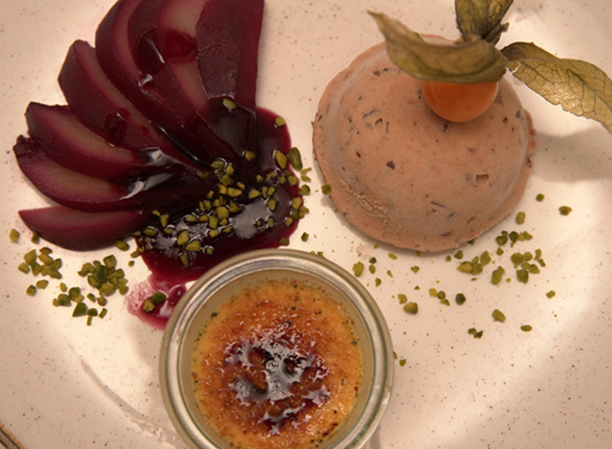 Crème Brûlée mit Walnuss-Parfait und Gewürzbirne - Rezept - Bild Nr. 15683