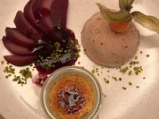 Crème Brûlée mit Walnuss-Parfait und Gewürzbirne - Rezept - Bild Nr. 15683