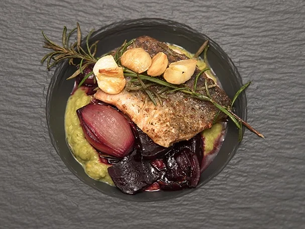 Saibling mit Rotwein-Rote Beete-Schalotten und grünen Stampf - Rezept - Bild Nr. 2