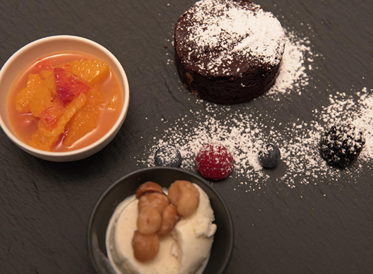 Brownie, Joghurteis mit Orangenkompott und karamellisierte Macadamianüsse - Rezept - Bild Nr. 2