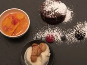 Brownie, Joghurteis mit Orangenkompott und karamellisierte Macadamianüsse - Rezept - Bild Nr. 2