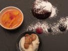 Brownie, Joghurteis mit Orangenkompott und karamellisierte Macadamianüsse - Rezept - Bild Nr. 2