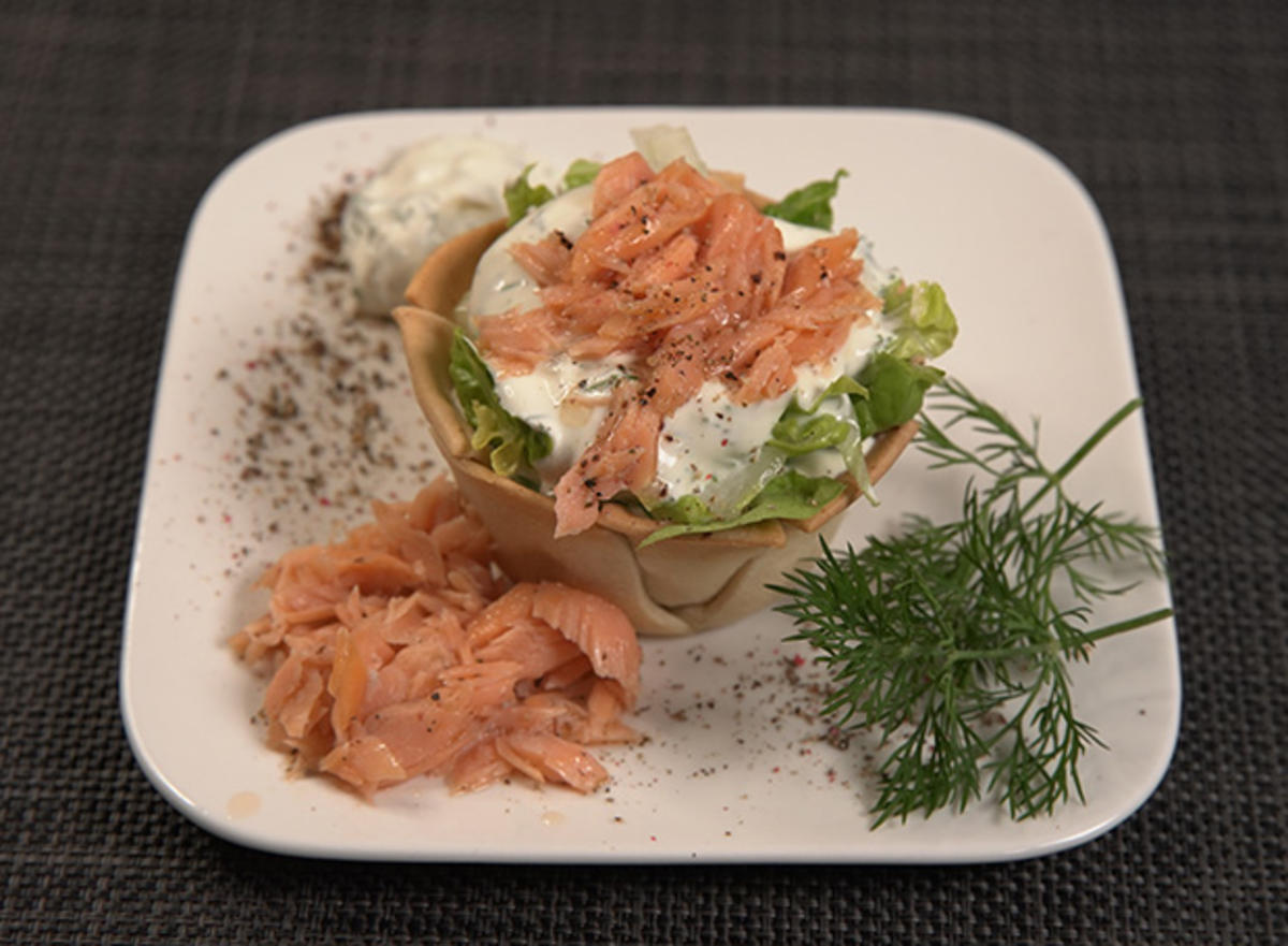 Lachs im Körbchen mit Salat und Dill Crème fraîche - Rezept - kochbar.de