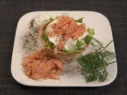 Lachs im Körbchen mit Salat und Dill Crème fraîche - Rezept - Bild Nr. 2