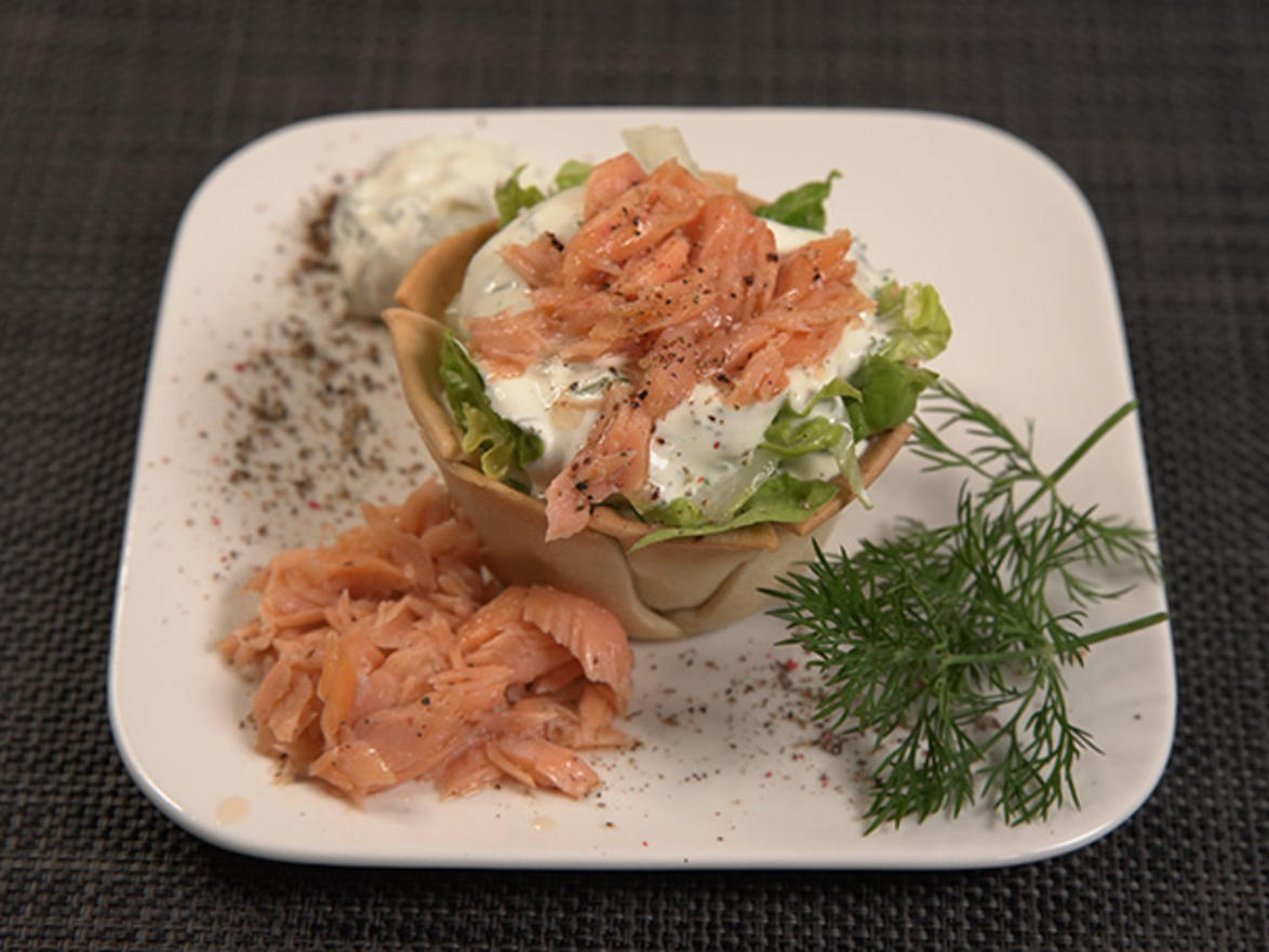 Lachs im Körbchen mit Salat und Dill Crème fraîche - Rezept - kochbar.de