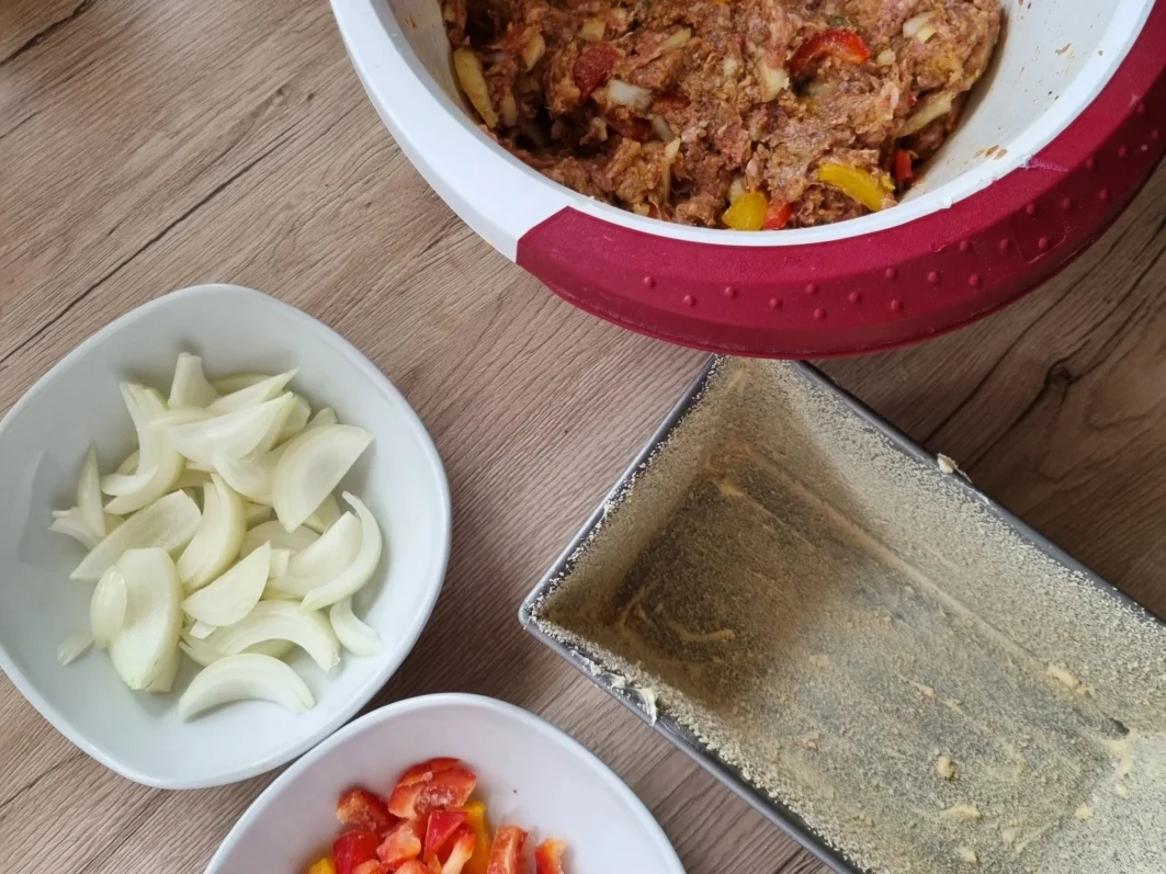 Feuriger Hackbraten mit Zwiebeln und Paprika - Rezept - Bild Nr. 15707