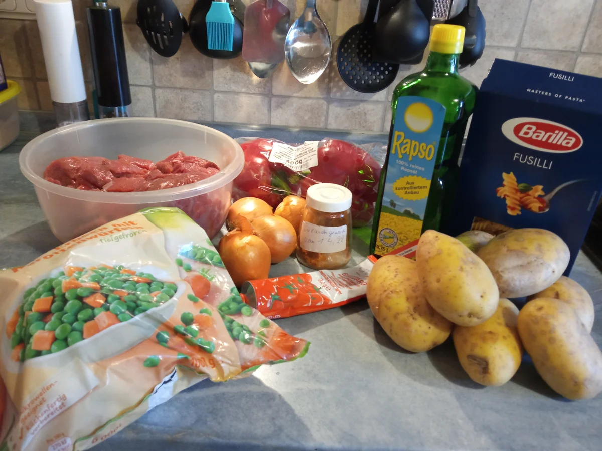 Rezept: Freie Auswahl zu Ostern zur kochbar Challenge April 2022 " Rinder -Gulasch" mit Beilagen Bild Nr. 15703 Freie Auswahl zu Ostern zur kochbar Challenge April 2022 " Rinder -Gulasch" mit Beilagen - Rezept - Bild Nr. 15703