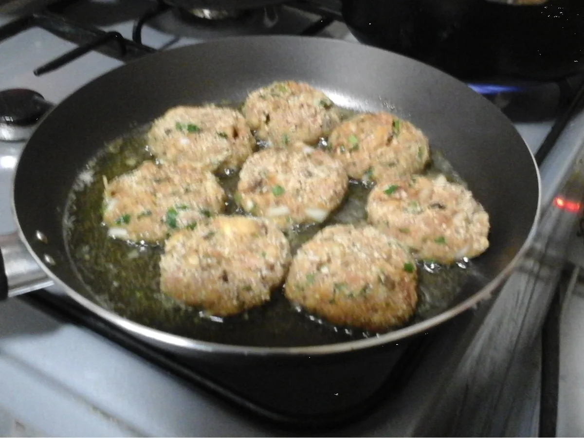 Rindfleisch-Champignon-Buletten mit Rahmsauce und Möhren-Kartoffel-Stampf - Rezept - Bild Nr. 15706