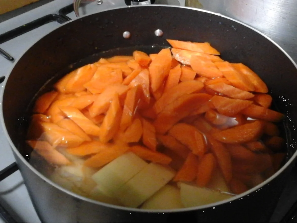 Rindfleisch-Champignon-Buletten mit Rahmsauce und Möhren-Kartoffel-Stampf - Rezept - Bild Nr. 15712