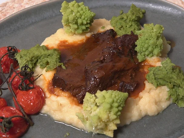 Geschmorte Ochsenbacke mit Pastinakenpüree und Erbsencreme - Rezept - Bild Nr. 2