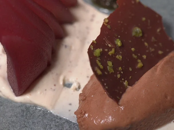 In Rotwein pochierte Birne mit Schokoladenmousse und Mascarponecreme - Rezept - Bild Nr. 2