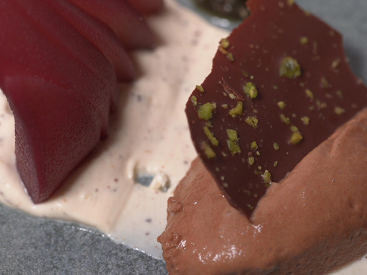 In Rotwein pochierte Birne mit Schokoladenmousse und Mascarponecreme ...