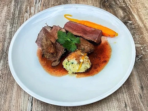 Rezept: Keule, Rücken und Filet vom Reh mit Möhren und Semmelknödel (Mickie Krause) Bild Nr. 15701 Keule, Rücken und Filet vom Reh mit Möhren und Semmelknödel (Mickie Krause) - Rezept - Bild Nr. 15701