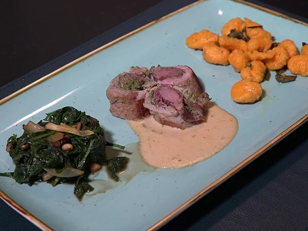 Kalbsinvoltini mit Süßkartoffel-Gnocchi und Spinat - Rezept - Bild Nr. 2