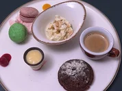 Pistazien-Macarons mit Himbeer-Ganache und Schokoküchlein - Rezept - Bild Nr. 15702