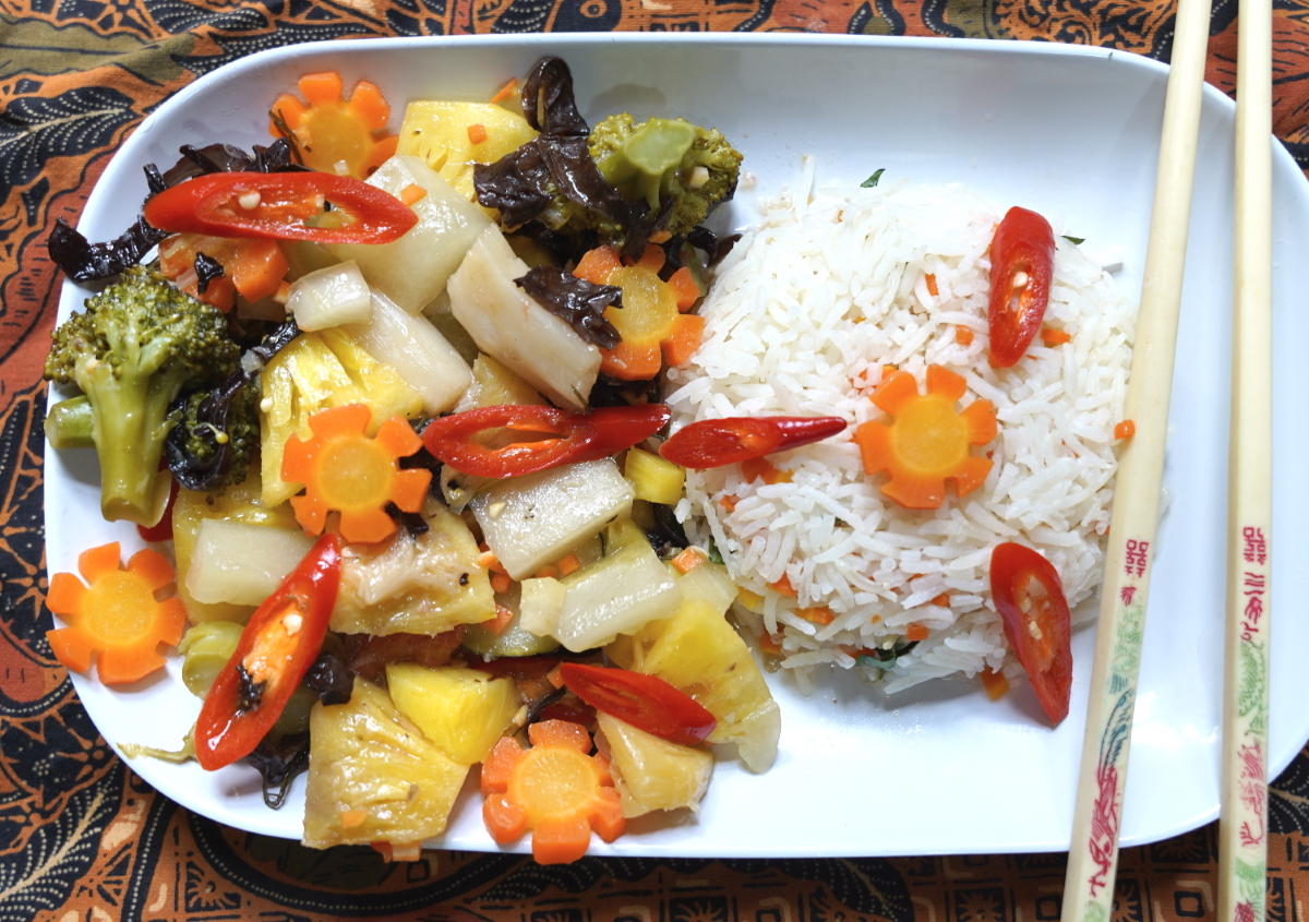 Reis mit süß-sauer-scharfem Gemüse und Karottenblüten - Rezept - Bild Nr. 2