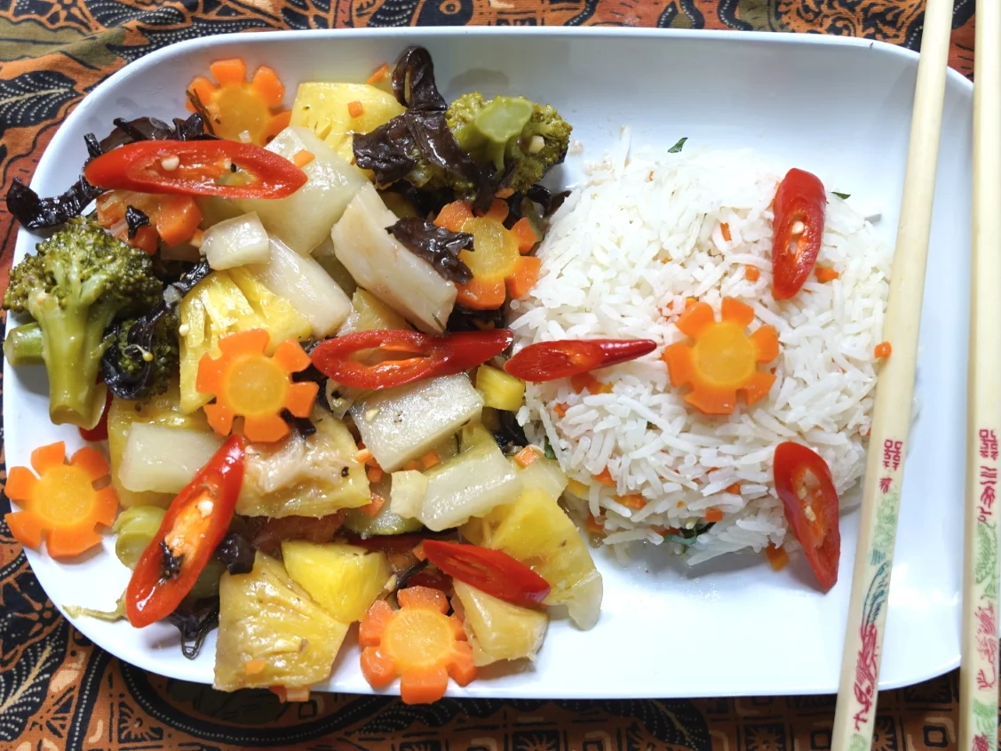 Reis mit süß-sauer-scharfem Gemüse und Karottenblüten - Rezept - Bild Nr. 2