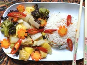 Reis mit süß-sauer-scharfem Gemüse und Karottenblüten - Rezept - Bild Nr. 2