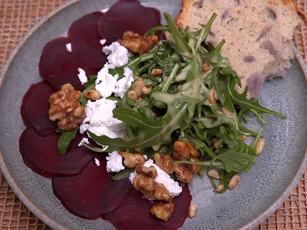 Rezept: Rote-Beete-Carpaccio und Rucola-Salat mit Walnüssen Bild Nr. 15717 Rote-Beete-Carpaccio und Rucola-Salat mit Walnüssen - Rezept - Bild Nr. 15717