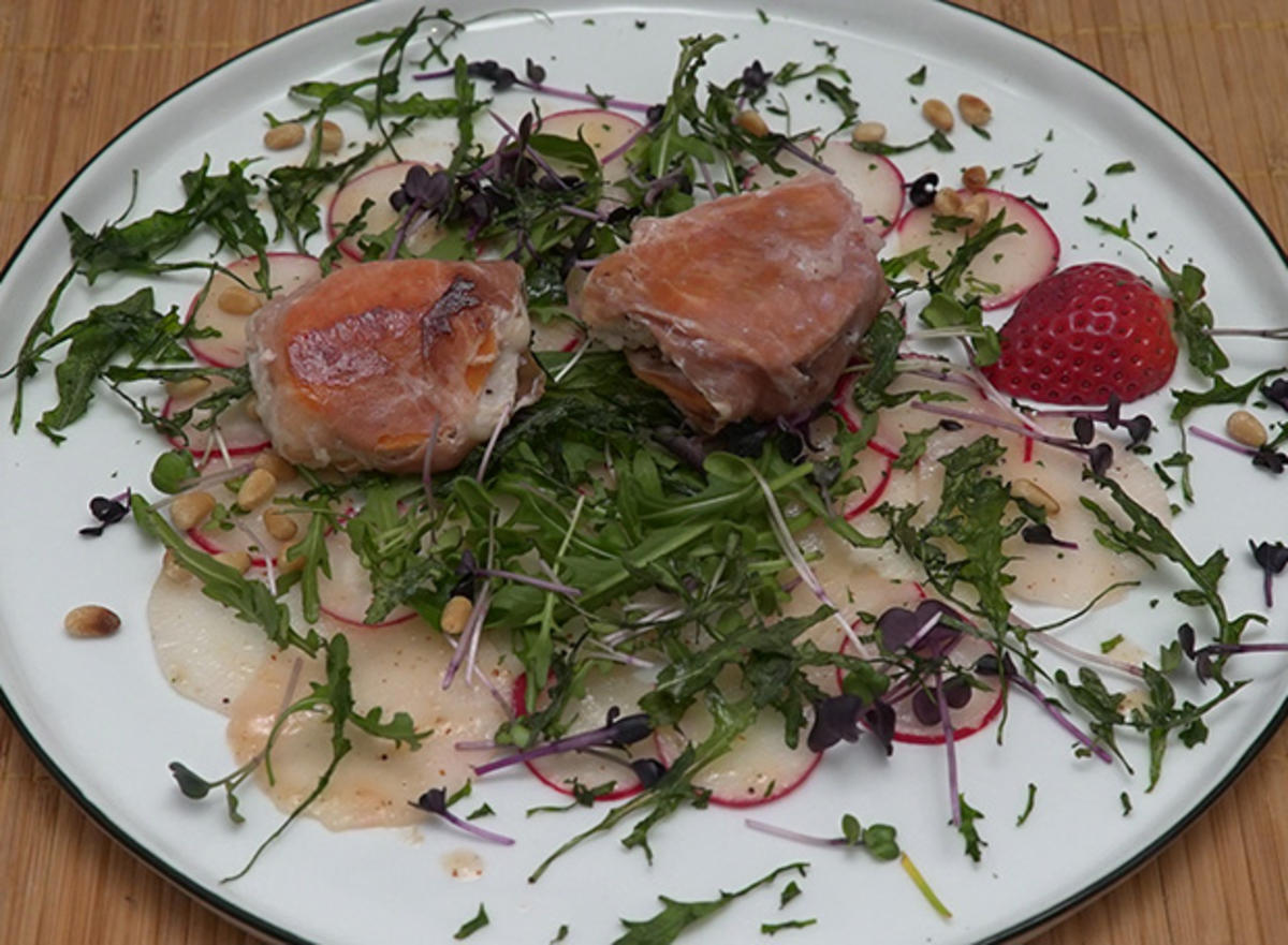 Radieschen-Rettich-Carpaccio mit Fisch im Parmaschinken-Mantel - Rezept - Bild Nr. 2