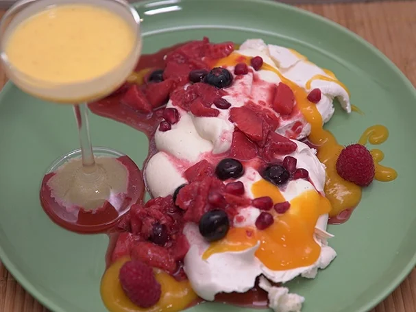 Pavlova mit Eierlikör-Sahne, Mangosauce und marinierten Früchten - Rezept - Bild Nr. 15717