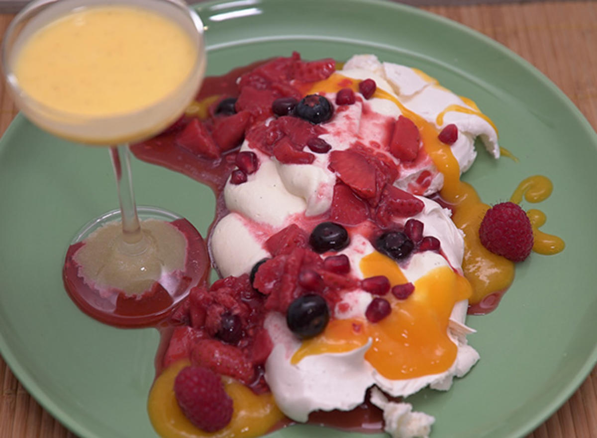 Pavlova mit Eierlikör-Sahne, Mangosauce und marinierten Früchten ...