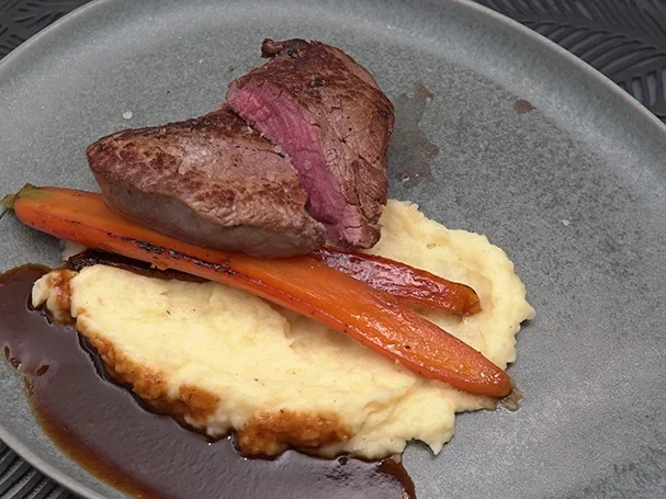 Rinderfilet und Kartoffel-Selleriepüree mit karamellisierten Möhren - Rezept - Bild Nr. 2