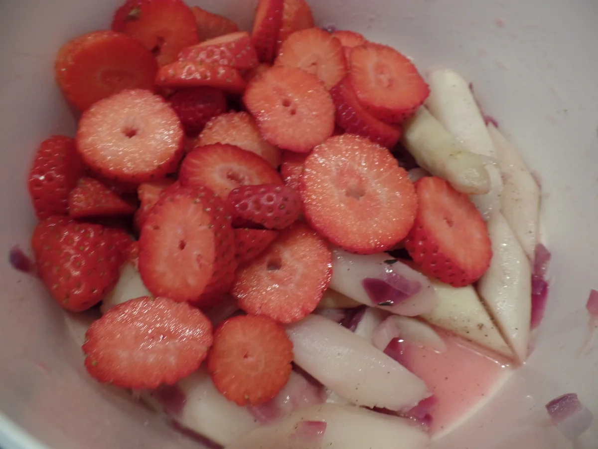 Spargel-Erdbeer-Salat mit Hüftsteak - Rezept - Bild Nr. 15724