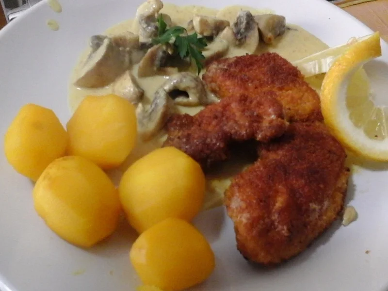 Rezept: Mini-Hähnchenschnitzel mit Rahm-Champignons und gelben Drillingen Bild Nr. 2 Mini-Hähnchenschnitzel mit Rahm-Champignons und gelben Drillingen - Rezept - Bild Nr. 2