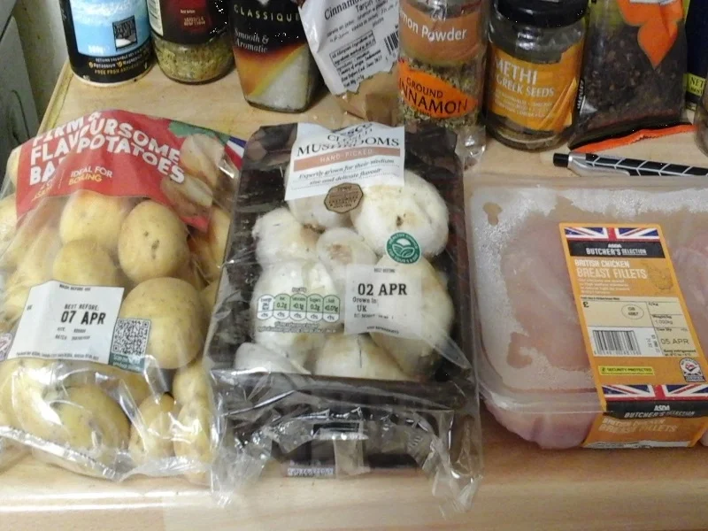 Rezept: Mini-Hähnchenschnitzel mit Rahm-Champignons und gelben Drillingen Bild Nr. 3 Mini-Hähnchenschnitzel mit Rahm-Champignons und gelben Drillingen - Rezept - Bild Nr. 3