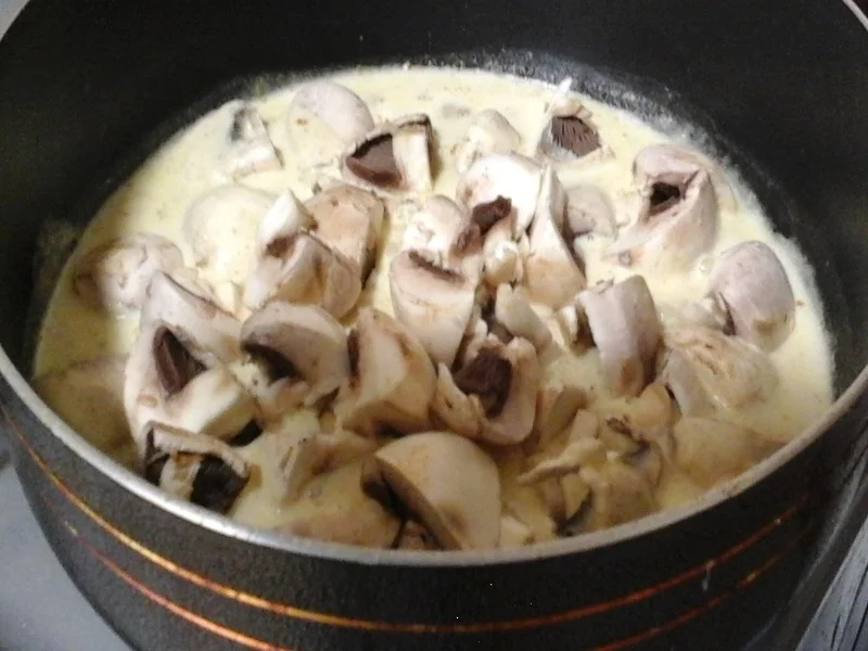 Rezept: Mini-Hähnchenschnitzel mit Rahm-Champignons und gelben Drillingen Bild Nr. 7 Mini-Hähnchenschnitzel mit Rahm-Champignons und gelben Drillingen - Rezept - Bild Nr. 7