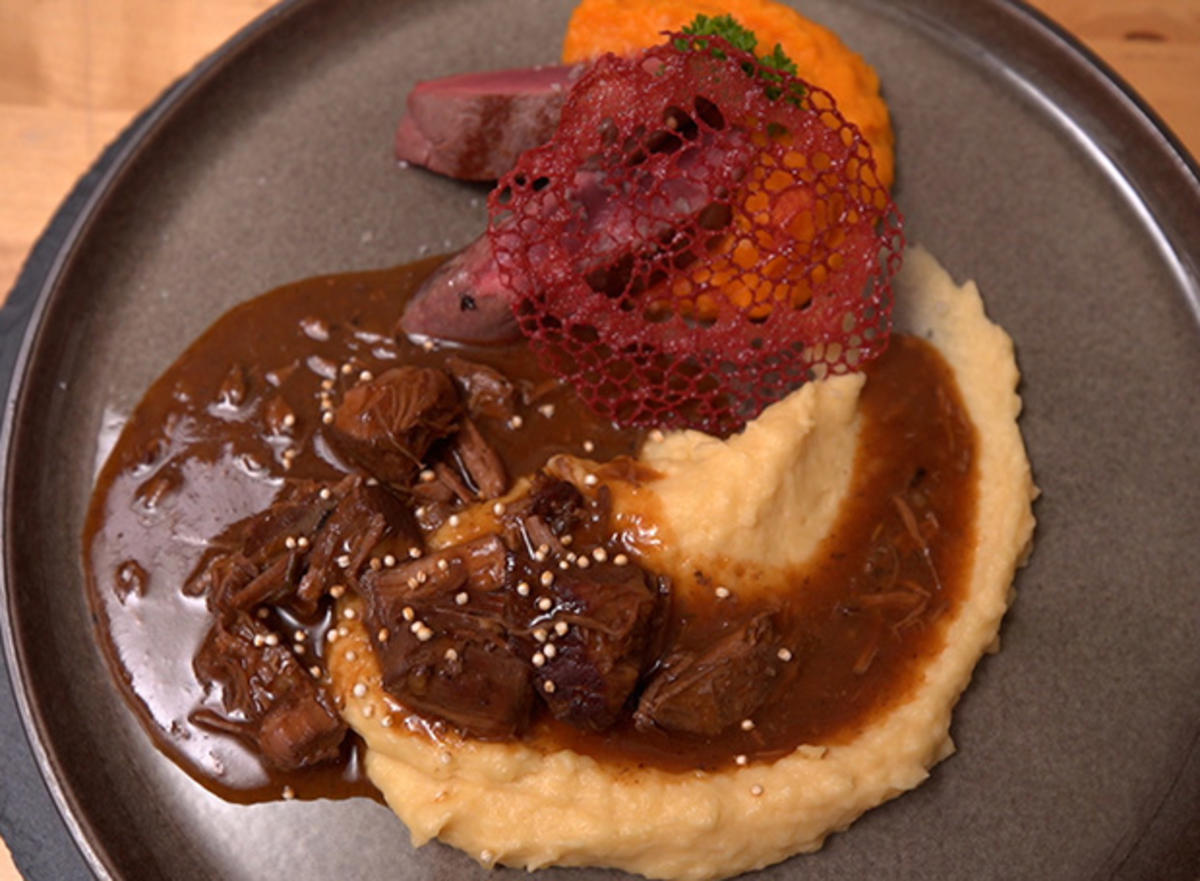 Zweierlei vom Reh mit Süßkartoffel-Kürbispüree und Preiselbeer-Chutney ...