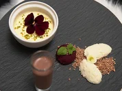Orangen-Panna-Cotta mit Waldfrucht-Sorbet und Schoko-Minz-Likör - Rezept - Bild Nr. 2