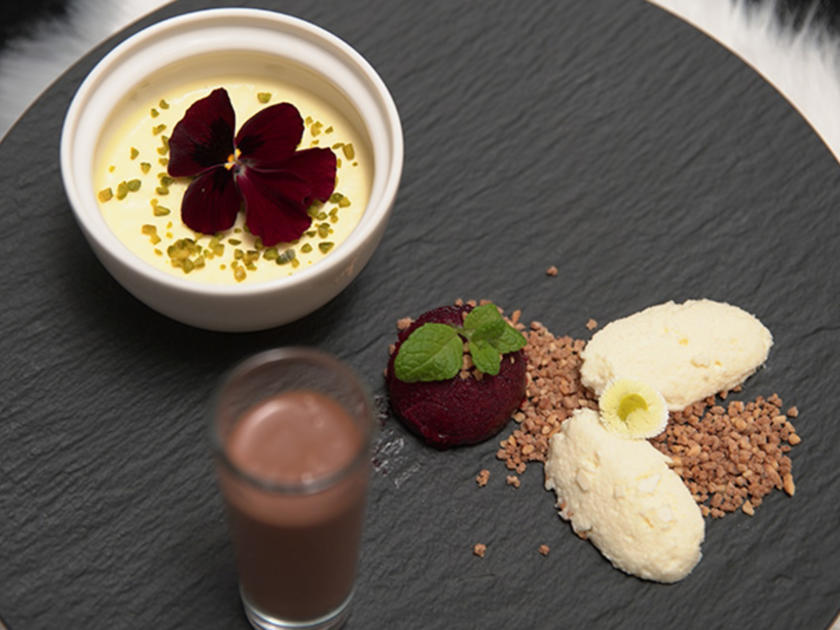 Orangen Panna Cotta mit Waldfrucht Sorbet und Schoko Minz Likör - von ...