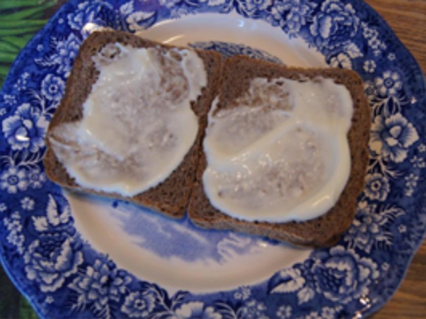 Spiegelei auf gerösteten Schinkenbrot - Rezept - kochbar.de