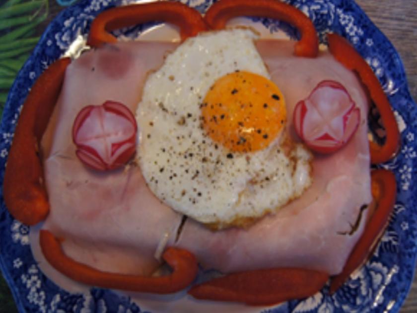 Spiegelei auf gerösteten Schinkenbrot - Rezept - kochbar.de