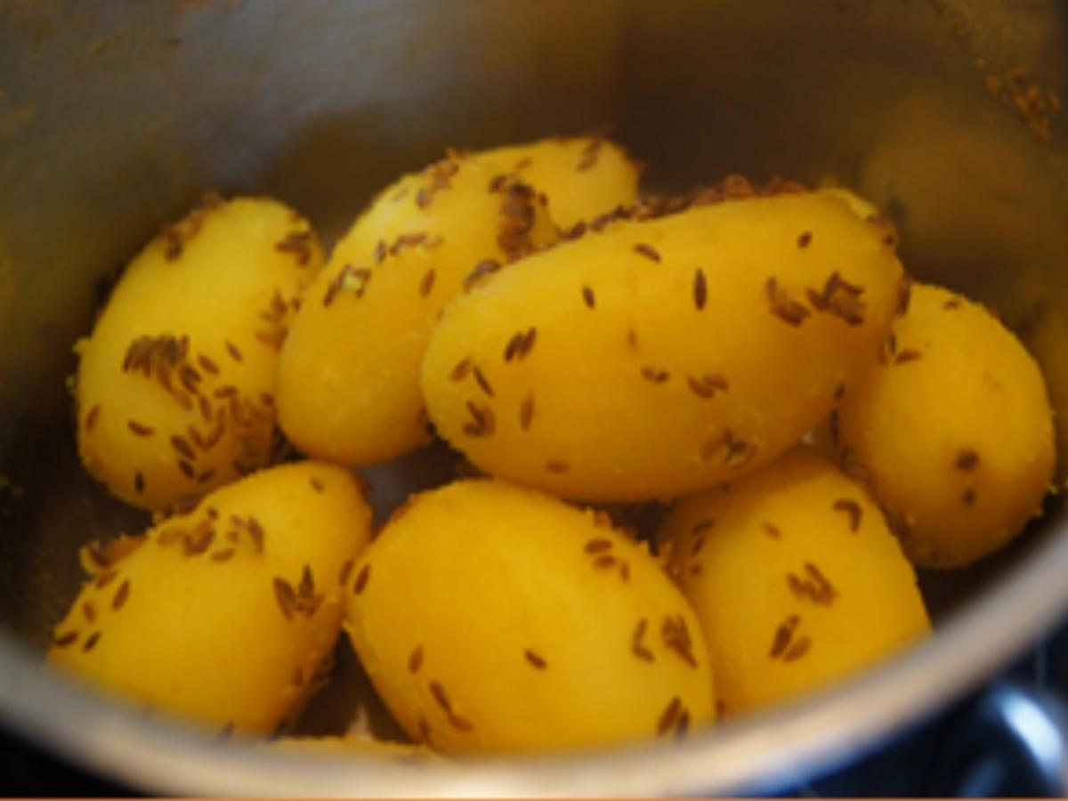 Buletten mit würzigem Spinat und Kümmel Kartoffeln - schnell &amp; einfach ...