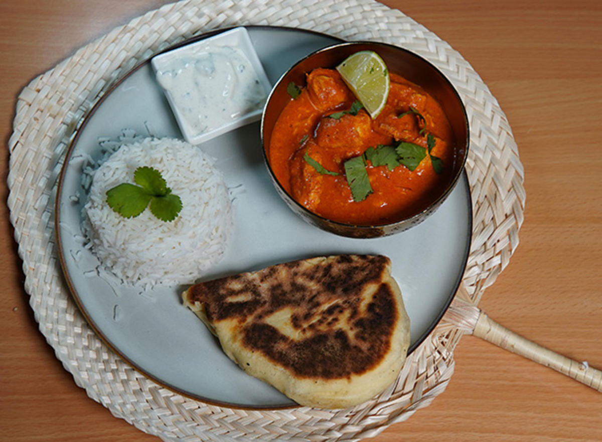 Indisches Butter-Chicken mit Reis, Naan-Brot und Gurken-Minz-Raita - Rezept - Bild Nr. 15720