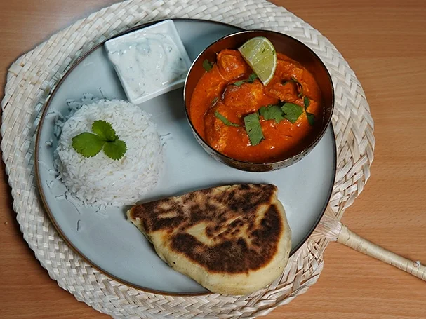 Rezept: Indisches Butter-Chicken mit Reis, Naan-Brot und Gurken-Minz-Raita Bild Nr. 15720 Indisches Butter-Chicken mit Reis, Naan-Brot und Gurken-Minz-Raita - Rezept - Bild Nr. 15720