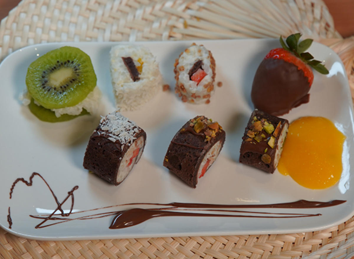 Süßes Sushi: Kokos-Schoko-Pfannkuchen mit Kokos-Milchreis und Obst, dazu Mango-Püree - Rezept - Bild Nr. 2