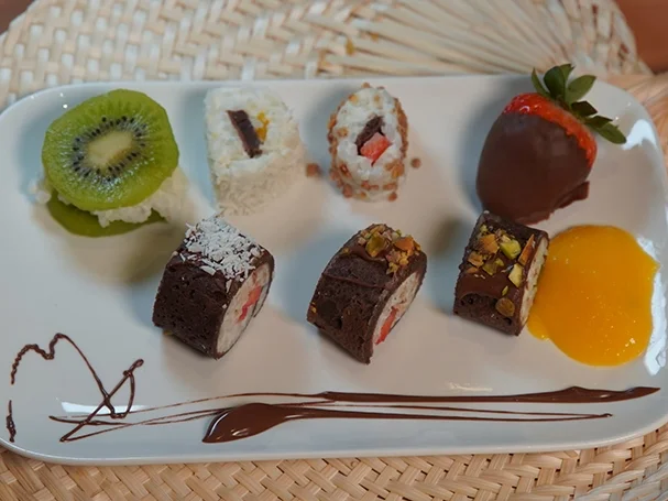 Süßes Sushi: Kokos-Schoko-Pfannkuchen mit Kokos-Milchreis und Obst, dazu Mango-Püree - Rezept - Bild Nr. 2