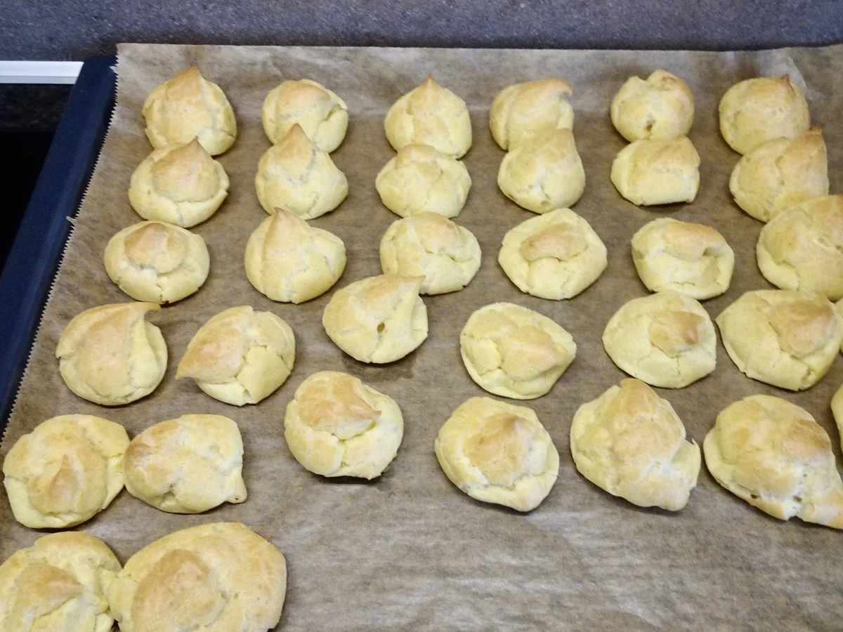 Rezept: Brandteig - Pyramide ... mit Schokocreme gefüllte Profiteroles Bild Nr. 15720 Brandteig - Pyramide ... mit Schokocreme gefüllte Profiteroles - Rezept - Bild Nr. 15720