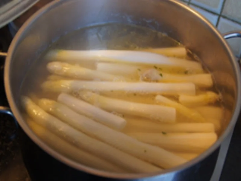 Spargel mit dreierlei Schinken und Petersilien-Frühkartoffeln - Rezept - Bild Nr. 7