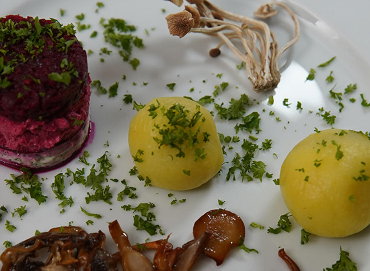 Kartoffelklöße mit Pilzfüllung und Feta-Beete - Rezept - kochbar.de