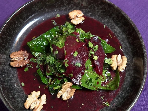 Rote Beete an Babyblattspinat mit Feigenbrot und Humus - Rezept - Bild Nr. 2